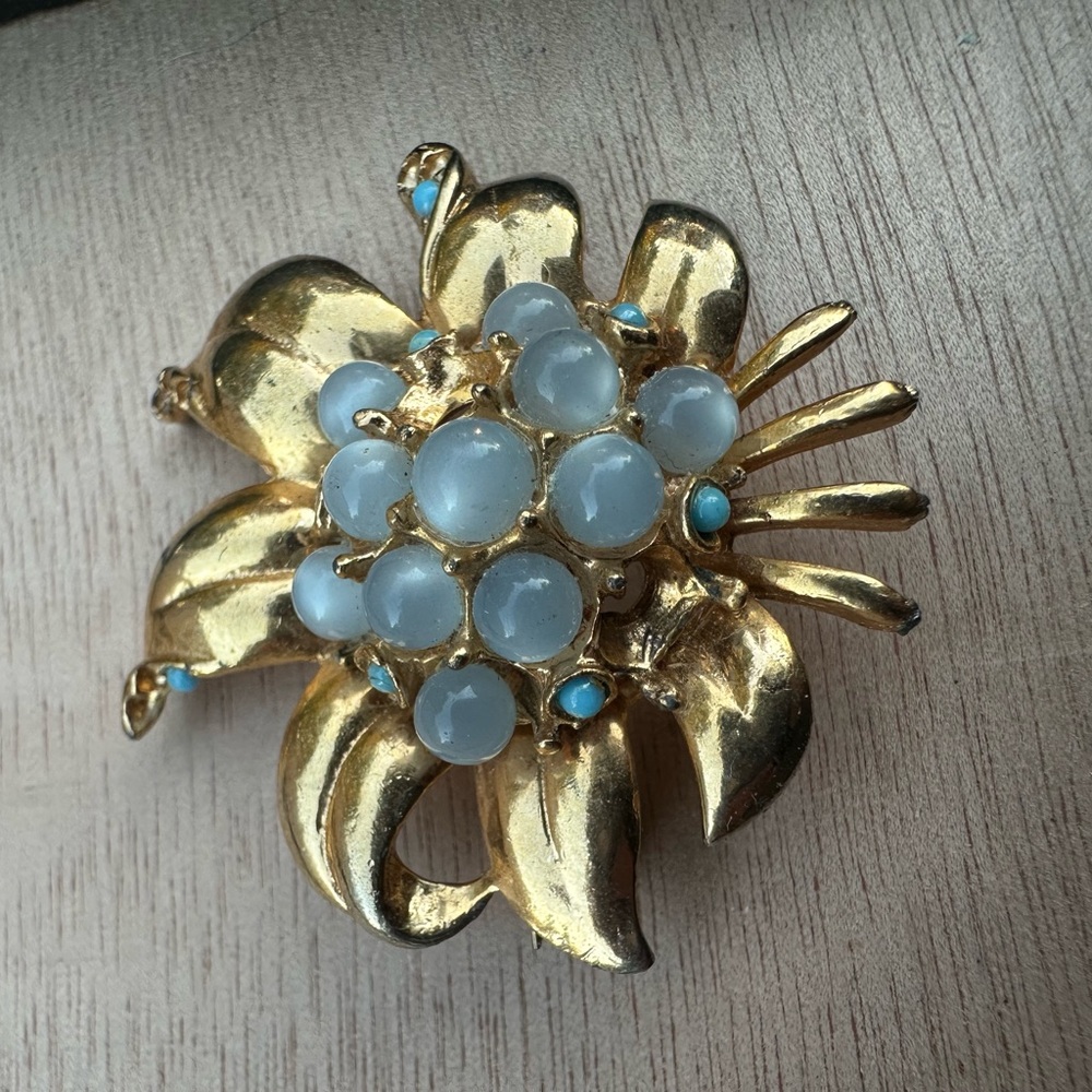 Stunning‎ Vintage Gold Plated and Blue Floral Style Brooch